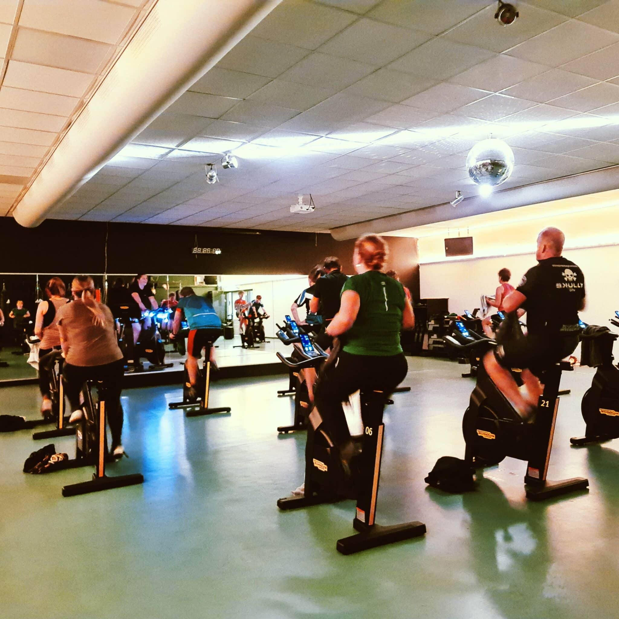 Een groep leden van Arendse health club volgt een spinning les bij Arendse health club Dongen