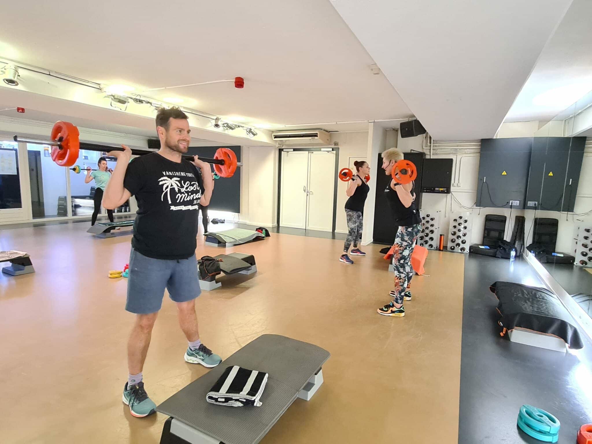Een groep leden volgt een intensieve groepsles Club Power Joy bij Arendse health club Tilburg