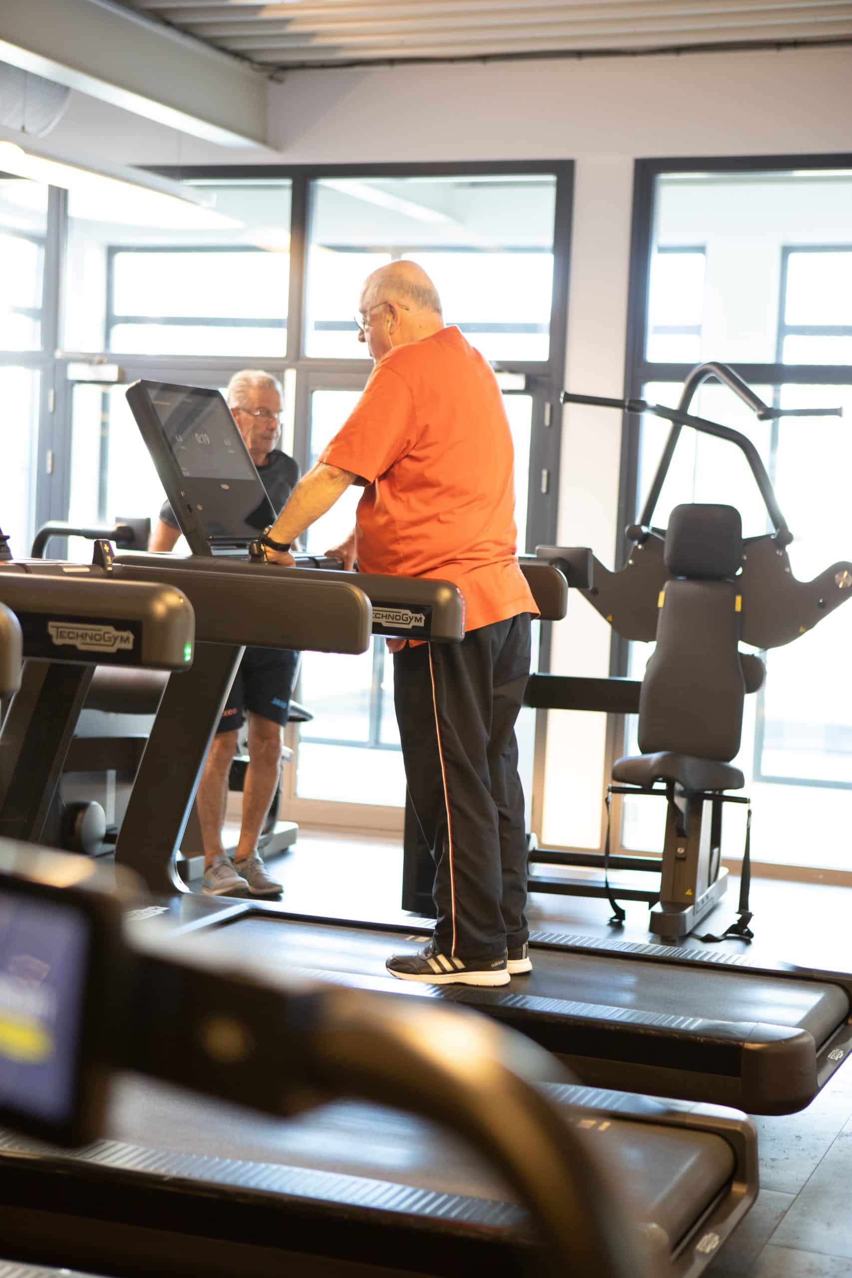 Een oudere man op een loopband van het Bio circuit