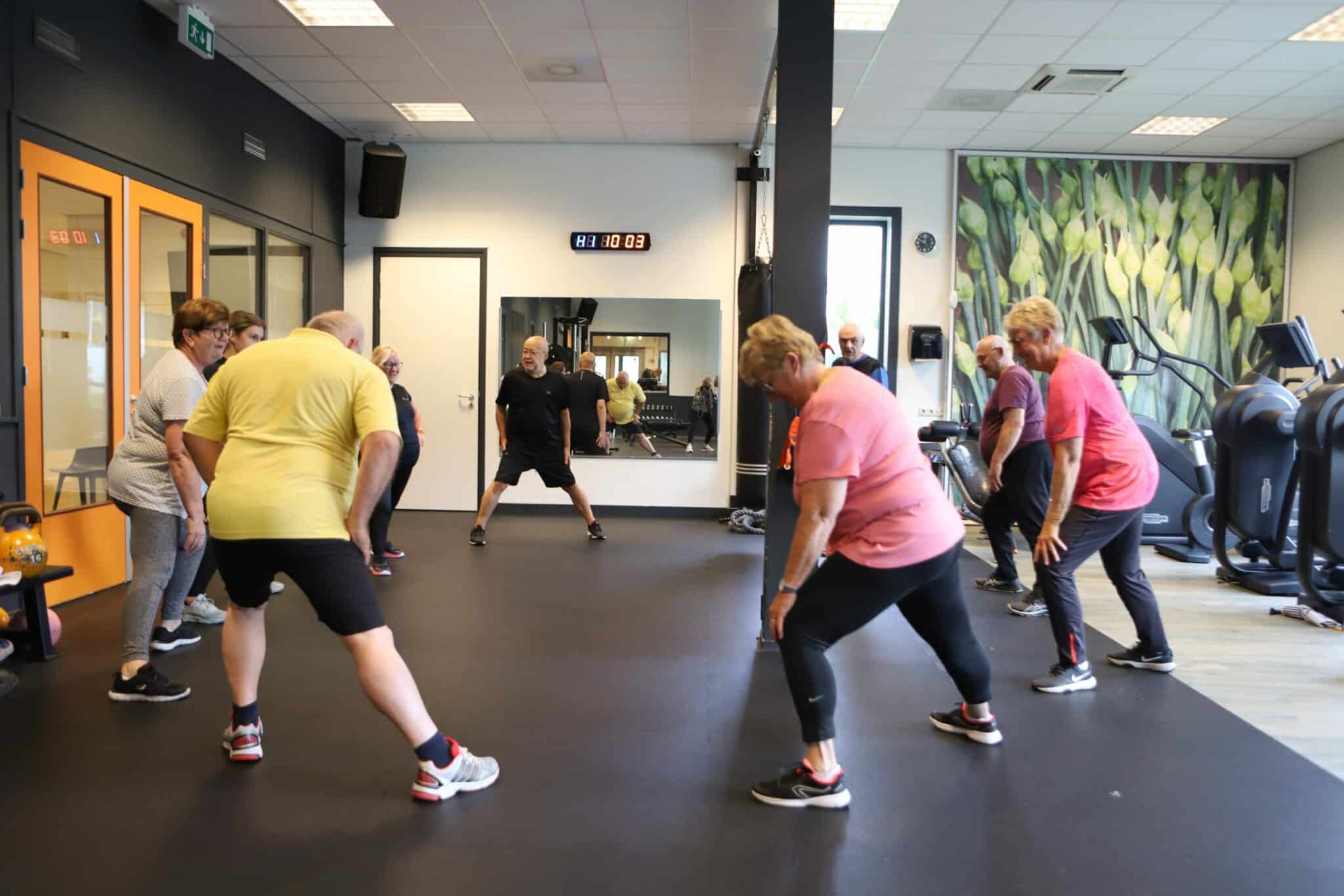 Een groep ouderen die een groepsles volgen bij Arendse health club Lage Zwaluwe.