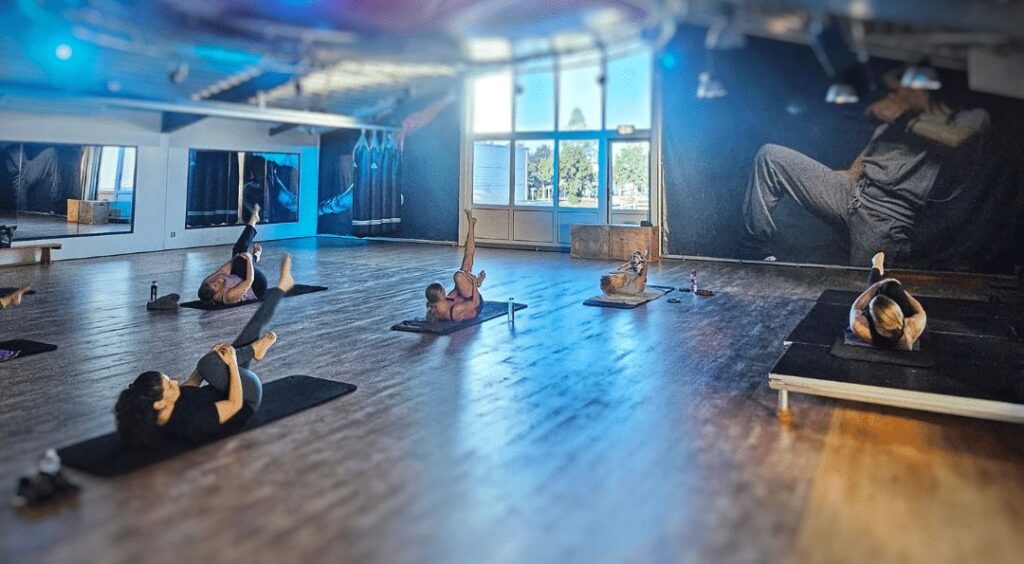 Een groep mensen die een pilates les volgen bij Arendse health club Breda