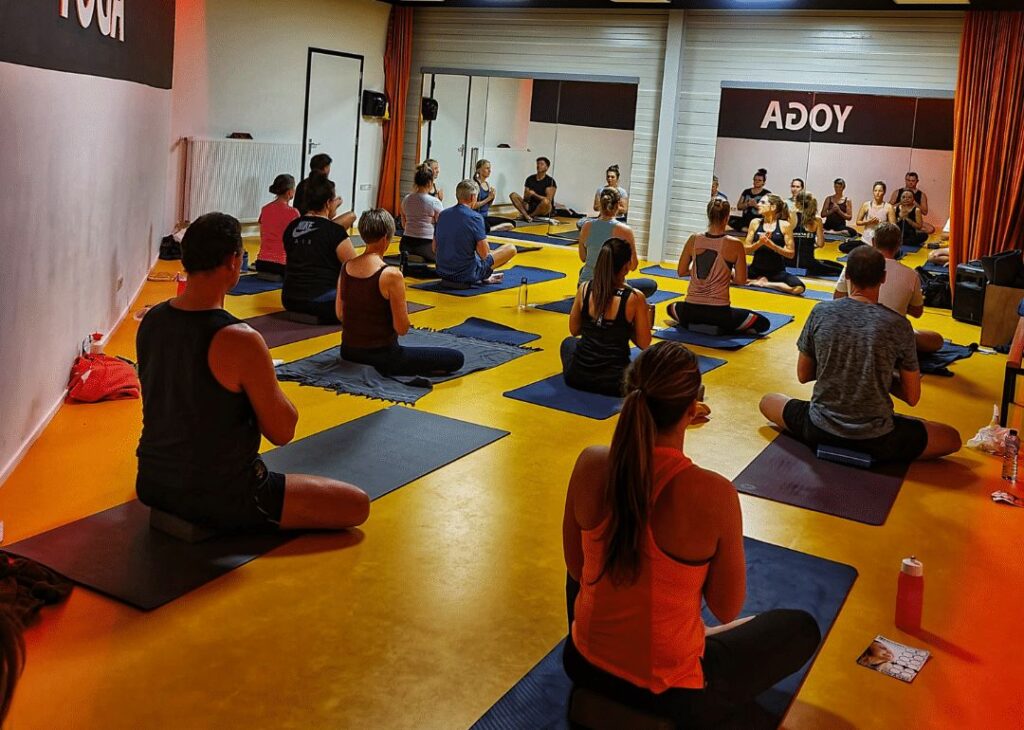 Een groep met mensen die een hot yoga les volgen bij Arendse health club Breda