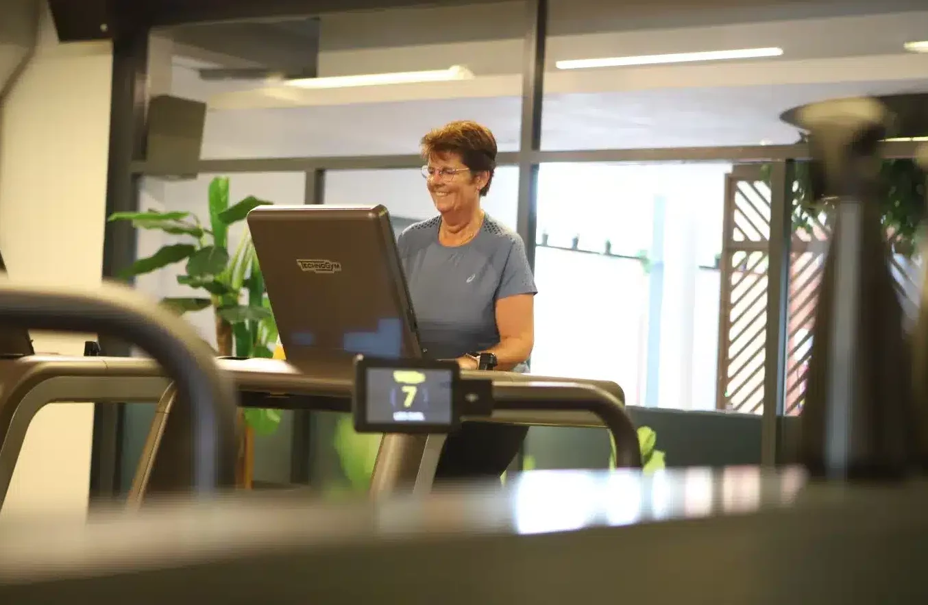 Een vrouw die sport op de moderne fitness apparatuur van Technogym
