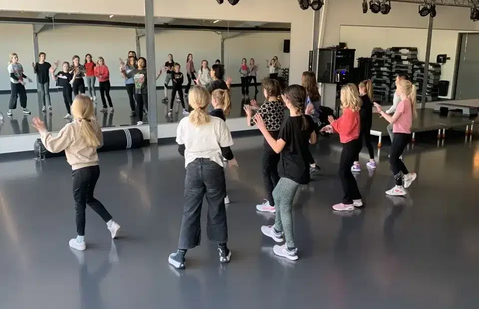 Kinderen doen mee aan een van de jeugd hiphop lessen van Arendse