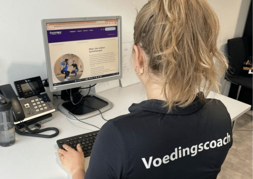 Voedingscoach achter laptop