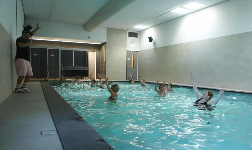 Aqua groepsles met verschillende dames in het zwembad van Arendse health club Oosterhout