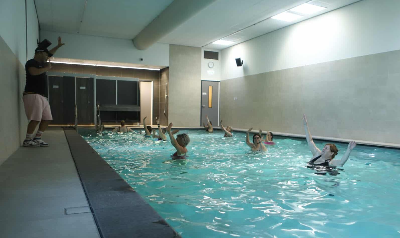 Aqua groepsles met verschillende dames in het zwembad van Arendse health club Oosterhout