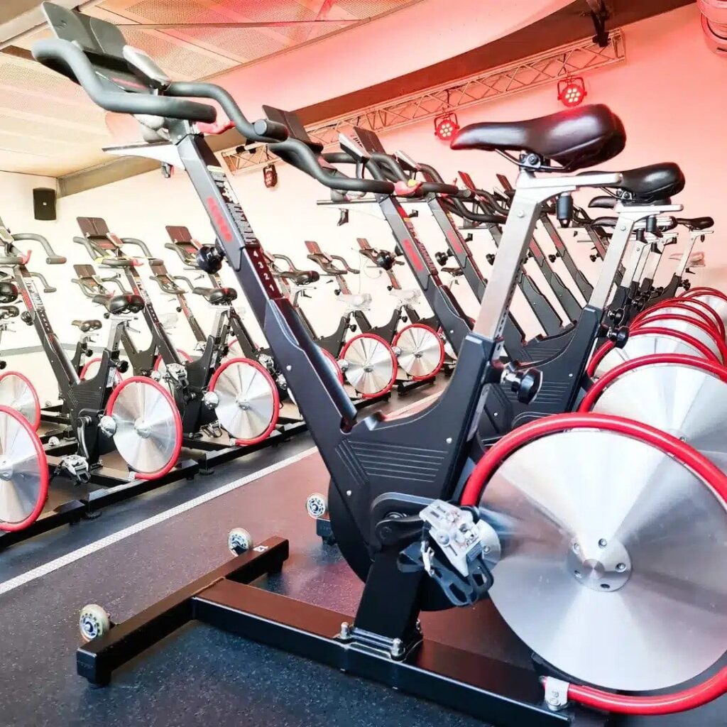 Een rij met spinning fietsen