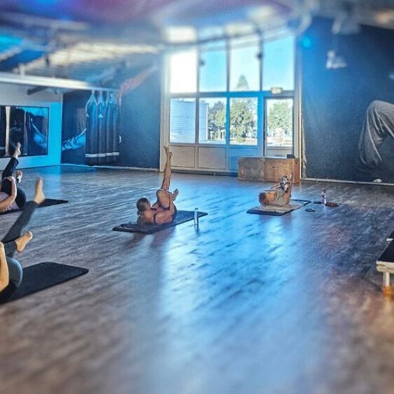 Een groep mensen die een pilates les volgen bij Arendse health club Breda