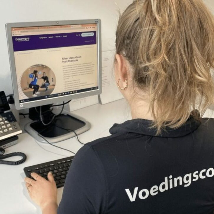 Voedingscoach achter laptop