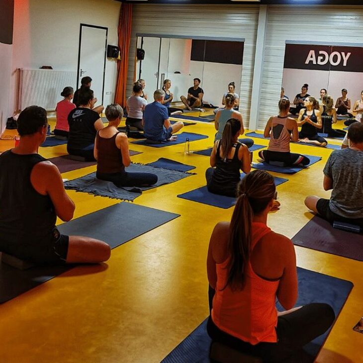 Een groep met mensen die een hot yoga les volgen bij Arendse health club Breda